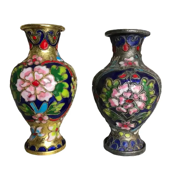 Foto de um(a) Antigo Par De Pequenos Vasos Bronze Cloisonné Esmaltados Mão, da categoria de Vasos. Antigo e delicado par de pequenos vasinhos em bronze Cloisonné, esmaltados à mão.Medem aprox 10cm de altura. Vendido no marketplace Trésors.
