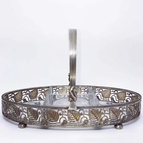 Foto de um(a) Antiga Petisqueira Art Deco Em Prata Wmf E Cristal Facetado, da categoria de Bandejas. Antiga e elegante petisqueira Art Deco, em metal espessurado a prata, da famosa manufatura alemã WMF, com seus 4 originais... Mostrado de uma perspectiva diferente. Vendido no marketplace Trésors.