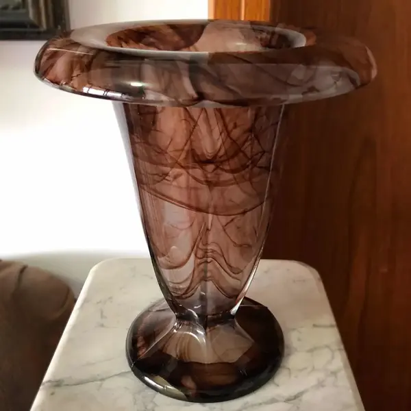Foto de um(a) Antigo Vaso Art Deco Murano Pâte De Verre George Davidson, da categoria de Vasos. George Davidson Glass. Lindo e imponente vaso em Murano artístico, técnica patê de verre, ricamente feito à mão. Com rajados... Mostrado de uma perspectiva diferente. Vendido no marketplace Trésors.