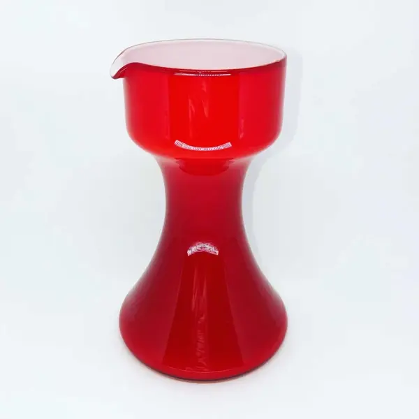 Foto de um(a) Antiga Diferente Jarra Coqueteleira Art Deco Vidro Leitoso, da categoria de Garrafas, potes e jarros. Antiga e diferente jarra Art Deco, em vidro opalinado (sandwich glass) da mesma época das garrafas pescoçudas de bola.... Mostrado de uma perspectiva diferente. Vendido no marketplace Trésors.