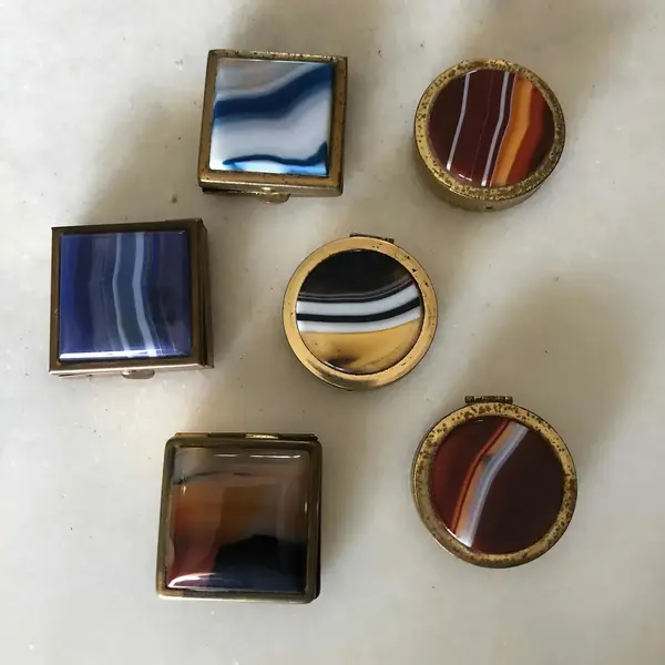 Foto de um(a) Coleção Com 6 Caixinhas Porta Comprimido Com Pedra Ágata, da categoria de Cestos e Caixas. Conjunto com 6 caixinhas de coleção ou porta comprimidos, com armação em metal dourado, e tampa com legítima pedra... Mostrado de uma perspectiva diferente. Vendido no marketplace Trésors.