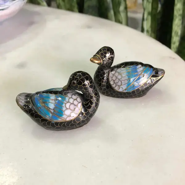 Foto de um(a) Antigo Par Pequenas Esculturas De Patinhos Em Cloisonné, da categoria de Escultura. Lindas peçinhas feitas à mão, par de patinhos em cloisonnéMedida 6cm cada. Mostrado de uma perspectiva diferente. Vendido no marketplace Trésors.