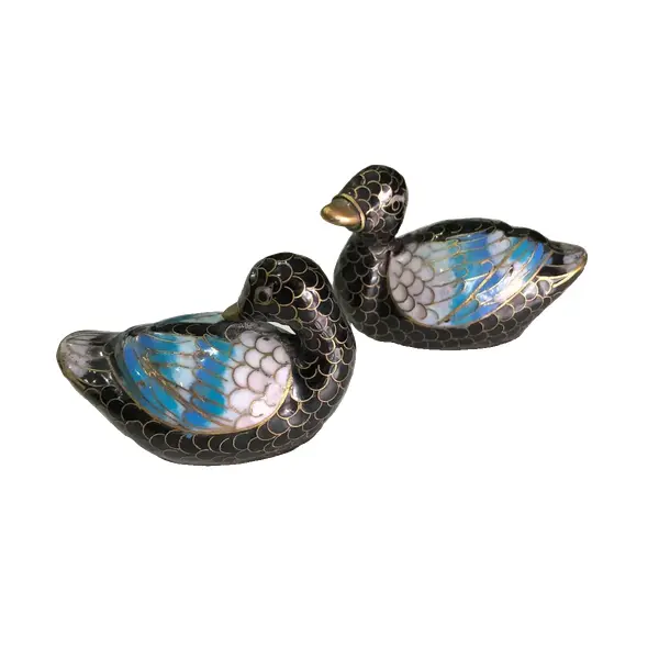 Foto de um(a) Antigo Par Pequenas Esculturas De Patinhos Em Cloisonné, da categoria de Escultura. Lindas peçinhas feitas à mão, par de patinhos em cloisonnéMedida 6cm cada. Vendido no marketplace Trésors.