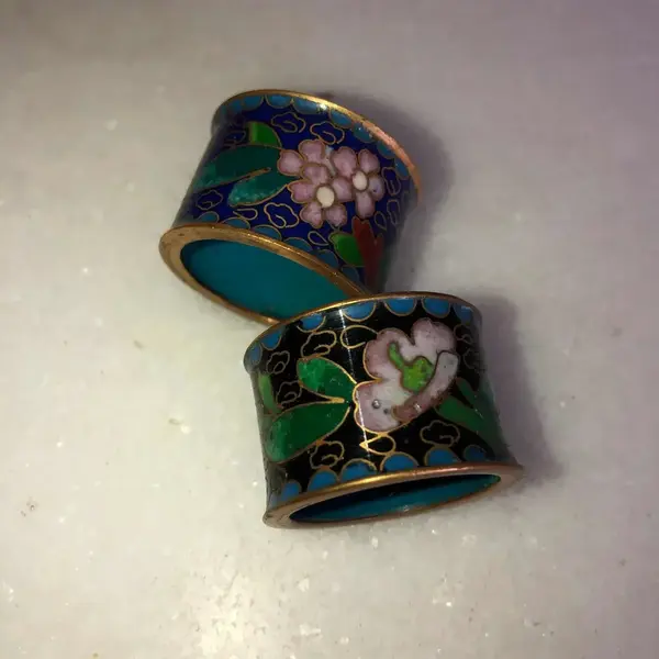 Foto de um(a) Antigo Par De Porta Guardanapos Em Cloisonné, da categoria de Anel para guardanapo. Antigo par de porta guardanapos em cloisonné feitos à mão.Mede aprox 3cm. Mostrado de uma perspectiva diferente. Vendido no marketplace Trésors.
