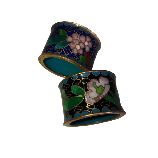 Foto de um(a) Antigo Par De Porta Guardanapos Em Cloisonné, da categoria de Anel para guardanapo. Antigo par de porta guardanapos em cloisonné feitos à mão.Mede aprox 3cm. Vendido no marketplace Trésors.