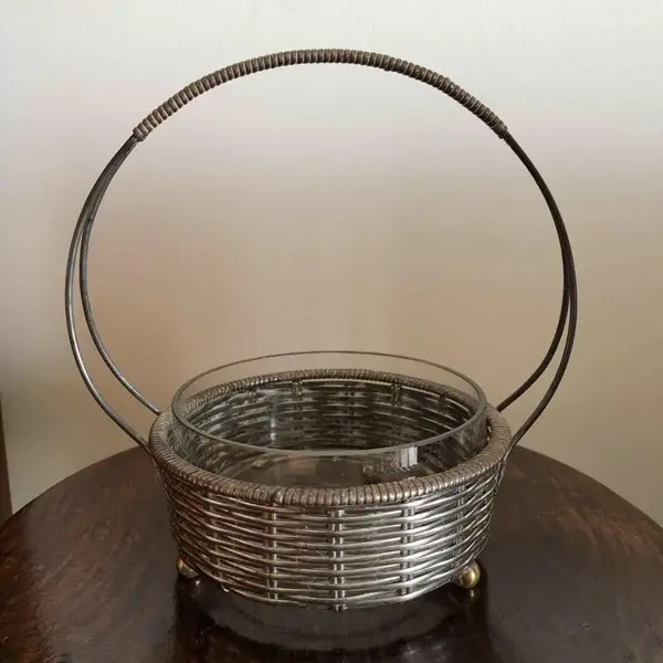 Foto de um(a) Antiga Cestinha Art Deco Alemã Em Prata Trançada E Cristal, da categoria de Cestos e Caixas. Cestinha em prata 90, trançada a mão com cristal original, Alemanha. Meados do século XX.Medidas 17x17cm. Mostrado de uma perspectiva diferente. Vendido no marketplace Trésors.
