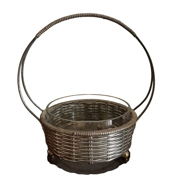 Foto de um(a) Antiga Cestinha Art Deco Alemã Em Prata Trançada E Cristal, da categoria de Cestos e Caixas. Cestinha em prata 90, trançada a mão com cristal original, Alemanha. Meados do século XX.Medidas 17x17cm. Vendido no marketplace Trésors.