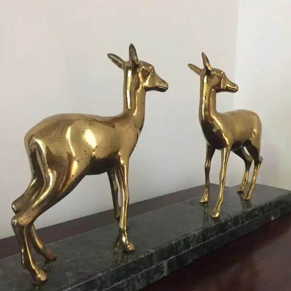 Foto de um(a) Antiga Escultura Francesa Alces Veados Em Bronze Art Deco, da categoria de Escultura. Imponente e perfeito bloco Art Deco com figuras de veados em bronze, base em mármore italiano. França, meados de... Mostrado de uma perspectiva diferente. Vendido no marketplace Trésors.
