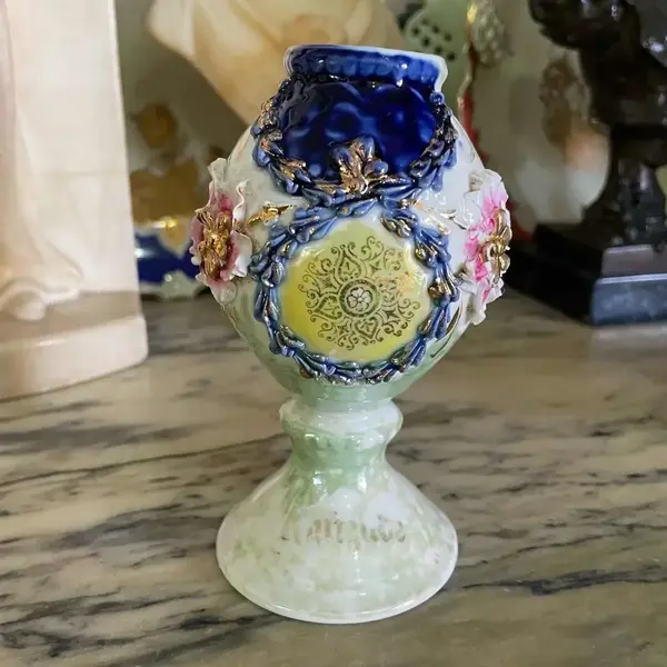 Foto de um(a) Antigo Raro Mate Cuia Isabelina Em Porcelana Alemã, da categoria de Garrafas, potes e jarros. Antigo “mate” cuia isabelina, em porcelana alemã, moldada e pintada à mão, acabamento com filetes em ouro. Alemanha, meados... Mostrado de uma perspectiva diferente. Vendido no marketplace Trésors.