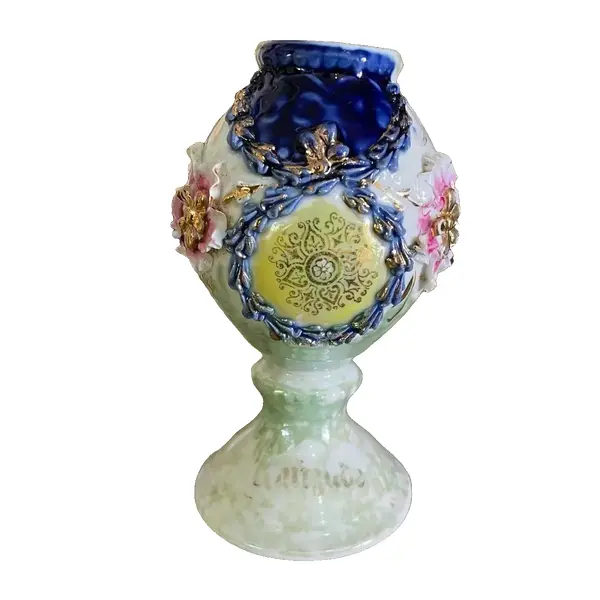 Foto de um(a) Antigo Raro Mate Cuia Isabelina Em Porcelana Alemã, da categoria de Garrafas, potes e jarros. Antigo “mate” cuia isabelina, em porcelana alemã, moldada e pintada à mão, acabamento com filetes em ouro. Alemanha, meados... Vendido no marketplace Trésors.