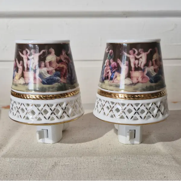 Foto de um(a) Raro par de luminárias antigas em porcelana, da categoria de Arandelas. Elegante par de luminárias antigas, apresentam uma cúpula cônica em porcelana fina de inspiração clássica italiana,... Mostrado de uma perspectiva diferente. Vendido no marketplace Trésors.