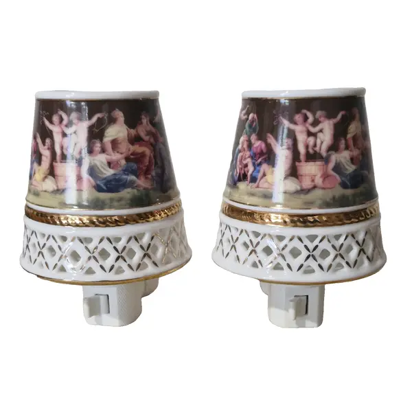 Foto de um(a) Raro par de luminárias antigas em porcelana, da categoria de Arandelas. Elegante par de luminárias antigas, apresentam uma cúpula cônica em porcelana fina de inspiração clássica italiana,... Vendido no marketplace Trésors.
