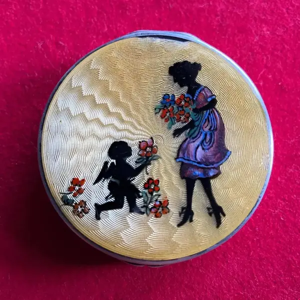 Foto de um(a) Antiga Rara Caixinha Porta Pó Itália Prata De Lei Esmaltada, da categoria de Cestos e Caixas. Antiga e centenária caixinha porta pó em prata de lei italiana teor 925, com aplicação de esmalte feita à mão. Peça muito... Mostrado de uma perspectiva diferente. Vendido no marketplace Trésors.