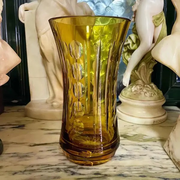 Foto de um(a) Antigo Vaso Cristal Tcheco Âmbar Lapidação Dedão Art Deco, da categoria de Vasos. Antigo e lindo vaso em cristal Europeu, doublé na cor âmbar. Lapidado à mão, lapidação dedão, fundo estrelado. Art... Mostrado de uma perspectiva diferente. Vendido no marketplace Trésors.