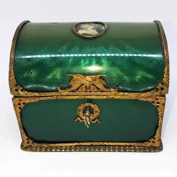 Foto de um(a) Antiga Caixa Porta Jóias Baú Bronze Ormolu Estilo Império, da categoria de Cestos e Caixas. Germany. Antiga e fina caixa porta jóias no formato de baú, com partes em couro e acabamento em bronze ormolu (com banho de... Mostrado de uma perspectiva diferente. Vendido no marketplace Trésors.