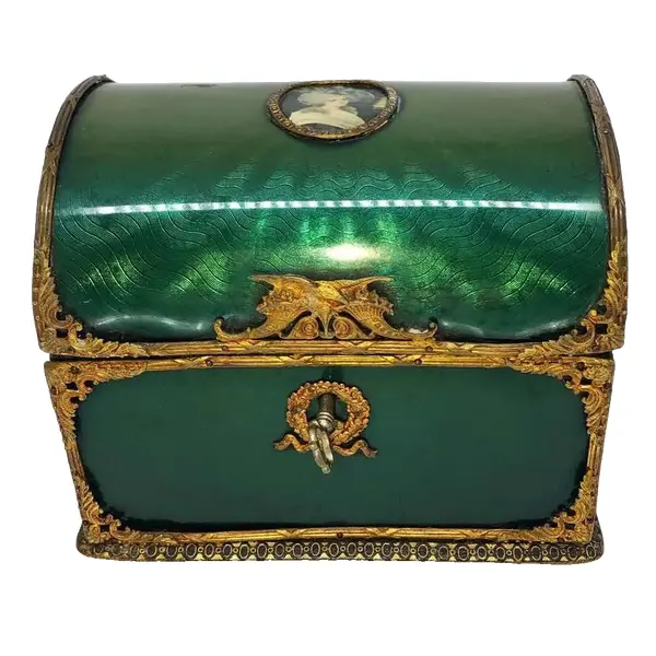 Foto de um(a) Antiga Caixa Porta Jóias Baú Bronze Ormolu Estilo Império, da categoria de Cestos e Caixas. Germany. Antiga e fina caixa porta jóias no formato de baú, com partes em couro e acabamento em bronze ormolu (com banho de... Vendido no marketplace Trésors.