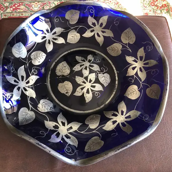 Foto de um(a) Antigo Grande Centro De Mesa Em Cristal Azul E Prata De Lei, da categoria de Centro de mesa. Antigo e grande centro de mesa em cristal com belíssima decoração floral em prata de lei. Em perfeito estado. Medindo 35cm. Mostrado de uma perspectiva diferente. Vendido no marketplace Trésors.