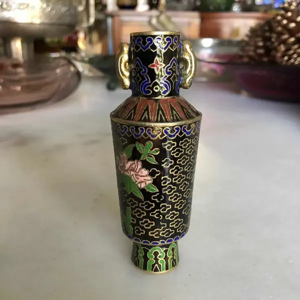 Foto de um(a) Antigo Pequeno Vaso Em Bronze Cloisonné, da categoria de Vasos. Antigo pequeno vaso com alças, em bronze cloisonné feito à mão. Impecável.Altura 11cm. Mostrado de uma perspectiva diferente. Vendido no marketplace Trésors.