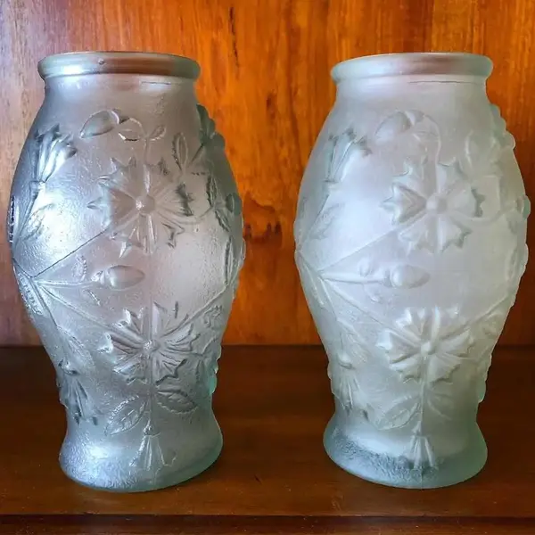 Foto de um(a) Antigo Par De Vasos Art Deco Em Vidro Francês Satiné, da categoria de Vasos. Antigo e lindo par de vasos em vidro satiné francês, ricamente moldados e prensados com flores em relevo. Período Art Deco.... Mostrado de uma perspectiva diferente. Vendido no marketplace Trésors.