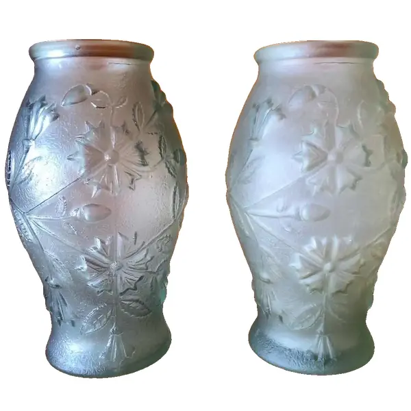 Foto de um(a) Antigo Par De Vasos Art Deco Em Vidro Francês Satiné, da categoria de Vasos. Antigo e lindo par de vasos em vidro satiné francês, ricamente moldados e prensados com flores em relevo. Período Art Deco.... Vendido no marketplace Trésors.