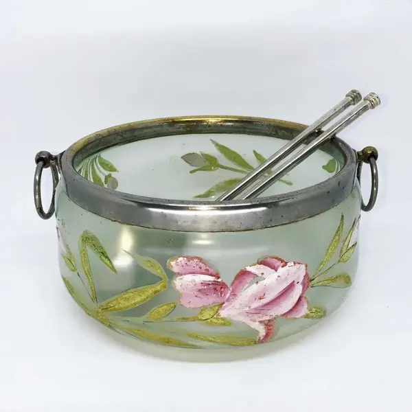 Foto de um(a) Antiga Saladeira Art Deco Cristal Veneziano Pintado À Mão, da categoria de Travessas e tigelas. Antiga saladeira em cristal veneziano, com bordas e alças em metal espessurado a prata. Linda e delicada pintura floral ao... Mostrado de uma perspectiva diferente. Vendido no marketplace Trésors.