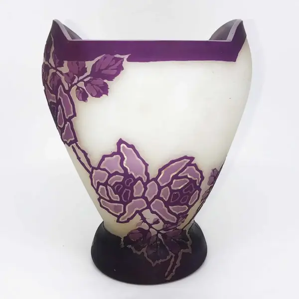 Foto de um(a) Antigo Vaso Jarro Francês Em Vidro Cameo Glass Art Nouveau, da categoria de Vasos. Escola Gallé. Cameo Glass. Lindíssimo e imponente vaso francês em vidro artístico, ricamente moldado à mão com flores em... Mostrado de uma perspectiva diferente. Vendido no marketplace Trésors.