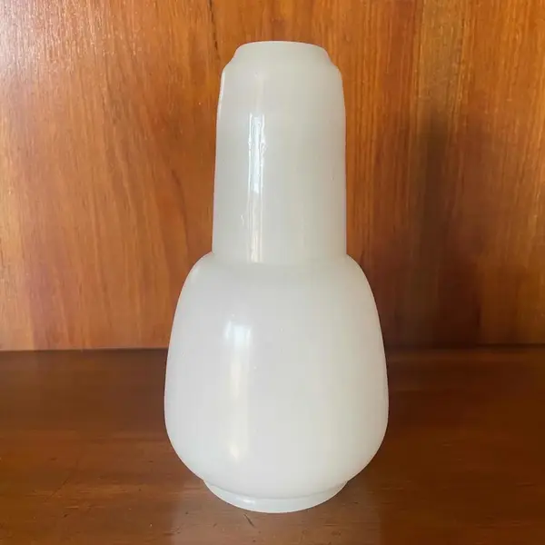 Foto de um(a) Antiga Verre Deau (Moringa) Em Opalina Francesa Branca, da categoria de Garrafas, potes e jarros. A beleza das opalinas. Muito apreciadas e valorizadas, as opalinas apareceram na França na década de 1840, sendo seu... Mostrado de uma perspectiva diferente. Vendido no marketplace Trésors.