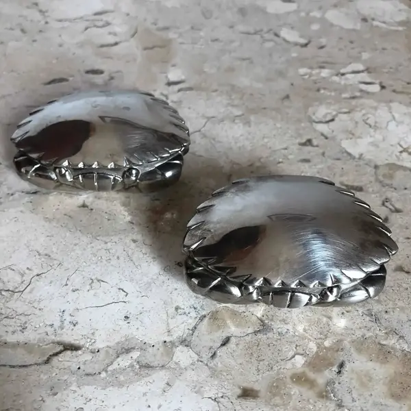 Foto de um(a) Antigo Par De Miniaturas Caixinhas De Caranguejo Em Prata, da categoria de Cestos e Caixas. Antigo e delicado par de caixinhas no formato de caranguejo, em metal espessurado a prata. Acompanha duas mini pinças, que... Mostrado de uma perspectiva diferente. Vendido no marketplace Trésors.
