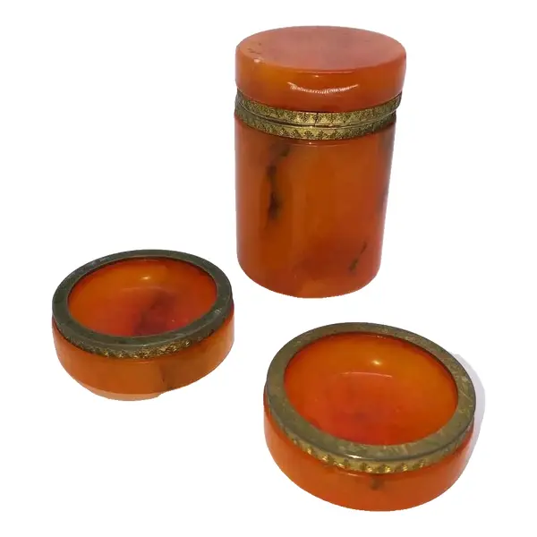 Foto de um(a) Antigo Conjunto Caixa Cigarreira Cinzeiro Alabastro Art Deco, da categoria de Cinzeiros. Genuine Alabaster - hand carved in Italy. Antigo conjunto de caixa cigarreira e 2 cinzeiros em legítimo alabastro italiano... Vendido no marketplace Trésors.