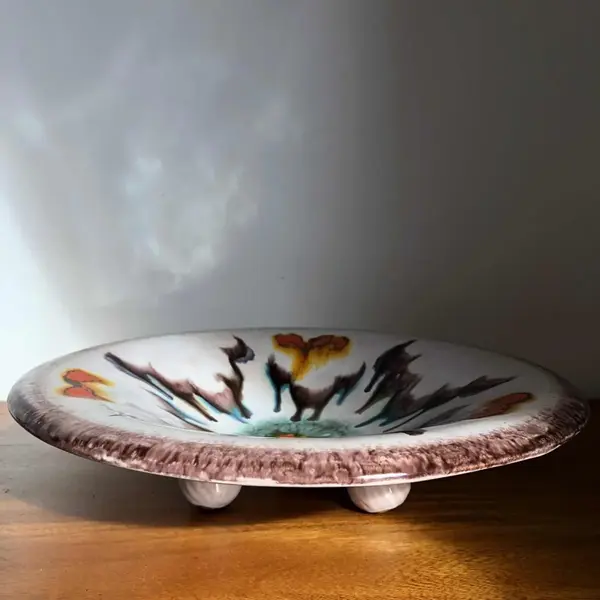 Foto de um(a) Antiga Fruteira Centro De Mesa Cerâmica Alemã Art Deco, da categoria de Centro de mesa. Antiga fruteira, centro de mesa, em cerâmica artística alemã, feito à mão, período Art Deco, década de 1950.Altura... Mostrado de uma perspectiva diferente. Vendido no marketplace Trésors.