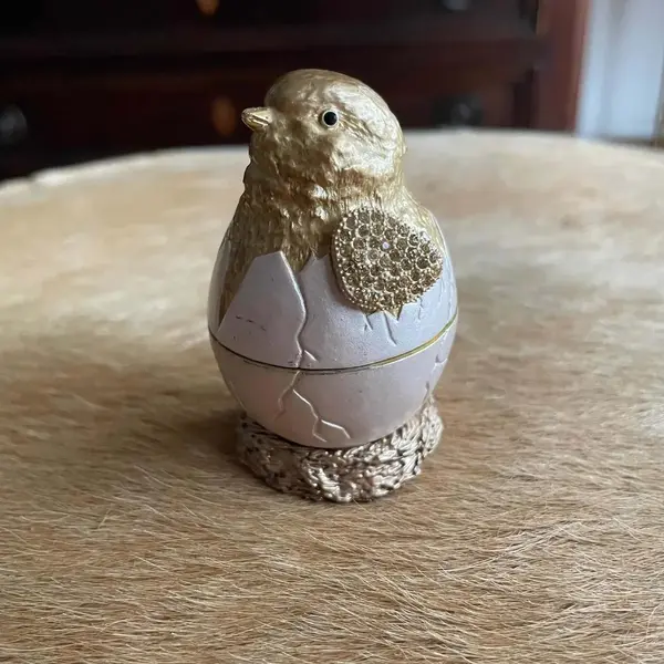 Foto de um(a) Antiga Escultura De Pintinho Caixinha De Coleção Francesa, da categoria de Cestos e Caixas. Antiga caixinha de coleção esmaltada à mão, com pedrarias. França. Mede aprox 7cm de altura. Mostrado de uma perspectiva diferente. Vendido no marketplace Trésors.