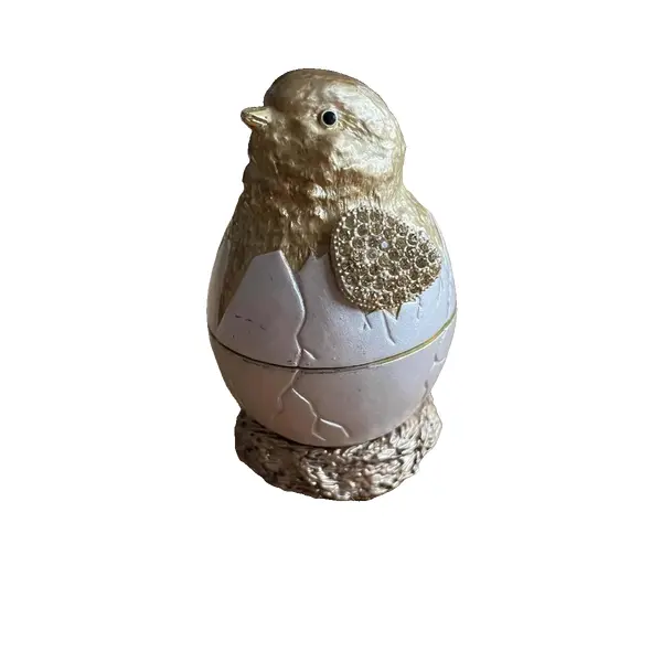 Foto de um(a) Antiga Escultura De Pintinho Caixinha De Coleção Francesa, da categoria de Cestos e Caixas. Antiga caixinha de coleção esmaltada à mão, com pedrarias. França. Mede aprox 7cm de altura. Vendido no marketplace Trésors.