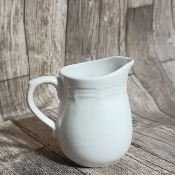 Foto de um(a) Cremeira Porcelana Branca, Década de 1970, da categoria de Cremeiras. Cremeira em porcelana branca lisa com relevo em toda a volta, década de 1970 sem marca do fabricante A: 10 cmL alça até o... Mostrado de uma perspectiva diferente. Vendido no marketplace Trésors.