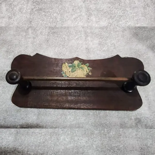 Foto de um(a) Cabideiro Imbuia 70'S, da categoria de Cabideiros e porta-chapéus. Cabideiro/suporte em imbuia com desenho de frutas e barra de cobre oxidada, década de 1970 peça única pelo designer marcelus... Mostrado de uma perspectiva diferente. Vendido no marketplace Trésors.