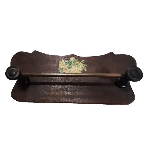 Foto de um(a) Cabideiro Imbuia 70'S, da categoria de Cabideiros e porta-chapéus. Cabideiro/suporte em imbuia com desenho de frutas e barra de cobre oxidada, década de 1970 peça única pelo designer marcelus... Vendido no marketplace Trésors.
