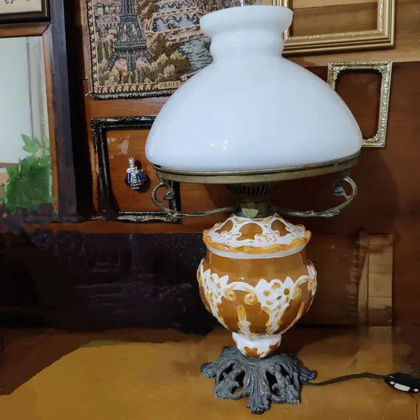 Foto de um(a) Abajur Lampião Faiança Estilo Art Nouveau, Década de 1970, Natalino Tomasi, da categoria de Abajures. Abajur de mesa tipo lampião, faiança com estilo art nouveau em relevo na côr mostarda e bege. Estrutura em alumínio fundido... Mostrado de uma perspectiva diferente. Vendido no marketplace Trésors.