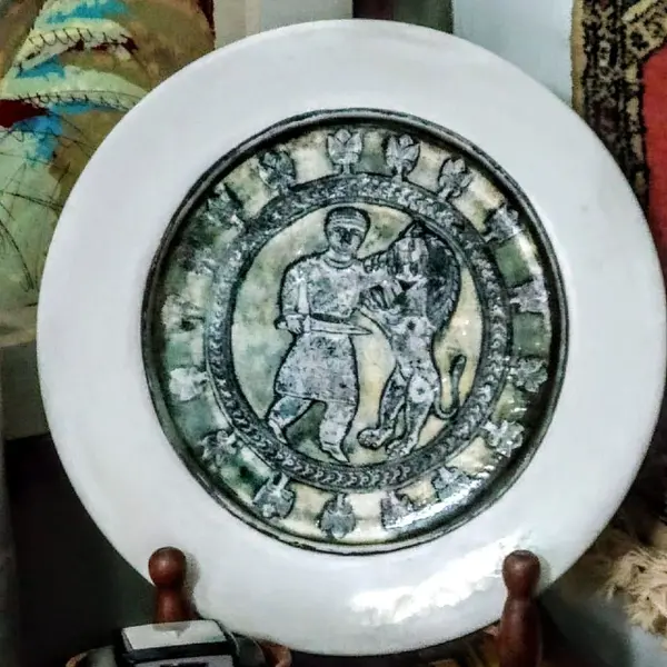 Foto de um(a) Prato Porcelana, anos 30, da categoria de Pratos Decorativos. Prato década de 1930 com decoupage de gravura de gladiador romano, extraído da literatura romana, século xiv peça única pelo... Mostrado de uma perspectiva diferente. Vendido no marketplace Trésors.