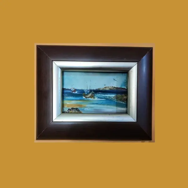 Foto de um(a) Quadro Marina Anos 90, da categoria de Pinturas. Quadro em acrílico sobre eucatex com moldura em madeira e prata, comprado em porto alegre no final dos anos 1990 Tela: 17 cm... Mostrado de uma perspectiva diferente. Vendido no marketplace Trésors.