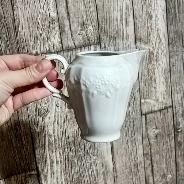 Foto de um(a) Cremeira em Porcelana Branca, Tânia Bulhões, Década de 1990, da categoria de Cremeiras. Cremeira em porcelana branca canelada com relevo de flores, década de 1990 marca: tania bulhões home. *com bico restaurado,... Mostrado de uma perspectiva diferente. Vendido no marketplace Trésors.