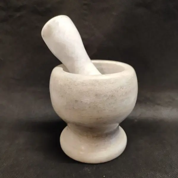 Foto de um(a) Pilão de Mesa em Mármore, da categoria de Outros utensílios. Pilão de mesa com socador feito em mármore branco funcional e decorativo. A: 10,8 cm / Diâmetro: 7 cm / Diâmetro da base:... Mostrado de uma perspectiva diferente. Vendido no marketplace Trésors.