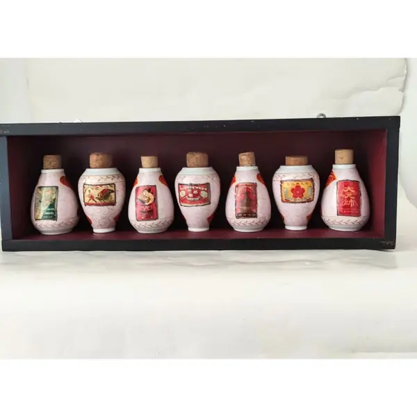 Foto de um(a) Caixa Chinesa com 07 potes Decorativos e Colecionáveis, da categoria de Outros objetos decorativos. Caixa decorativa para cozinha em madeira e 7 potes chineses em porcelana policromada, com vidro fixo. A: 16 cm / L: 50 cm /... Mostrado de uma perspectiva diferente. Vendido no marketplace Trésors.