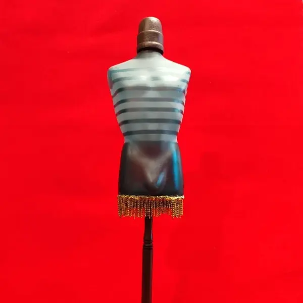 Foto de um(a) Manequim Jean Paul Gaultier, Peça Única, da categoria de Modelos e estatuetas. Frasco de perfume lê male, jean paul gaultier transformado em um manequim de mesa decorativo e perene, com pedestal em... Mostrado de uma perspectiva diferente. Vendido no marketplace Trésors.