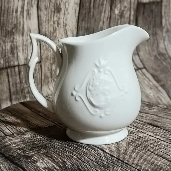 Foto de um(a) Cremeiras Camafeu Lyor, Década de 1990, da categoria de Cremeiras. Cremeira em porcelana branca com camafeu em relevo, década de 1990. Marca: Lyor.A: 10,5cm / L da alça até o bico: 11cm / D:... Mostrado de uma perspectiva diferente. Vendido no marketplace Trésors.