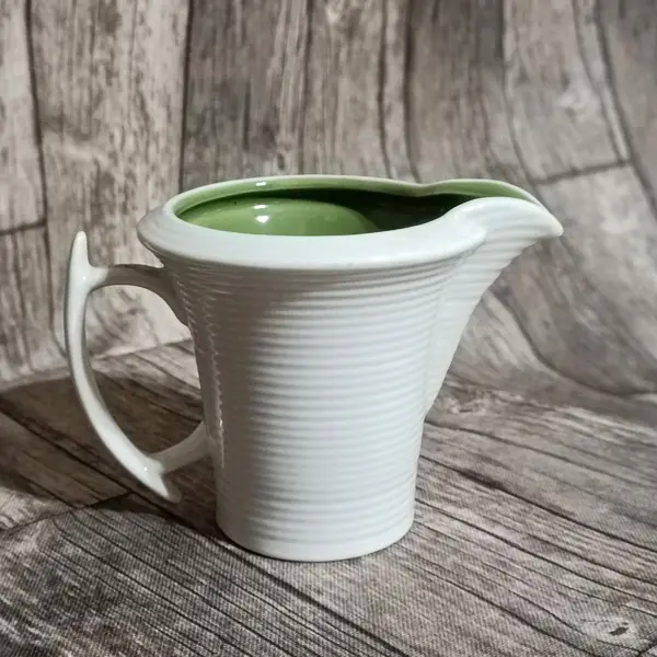 Foto de um(a) Cremeira Porcelana Le Gourmet Italy Style, Década de 2000, da categoria de Cremeiras. Cremeira em porcelana branca canelada na horizontal e porcelana verde militar na parte interna, década de 2000 le gourmet,... Mostrado de uma perspectiva diferente. Vendido no marketplace Trésors.