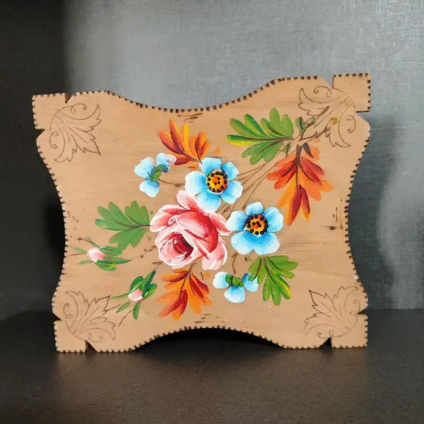 Foto de um(a) Caixa de Costura em Pinho Natural, Década de 1940, da categoria de Cestos e Caixas. Caixa de costura dos anos 1940: em pinho natural, pintura com motivo floral e borda pirogravada. Com diferencial da... Mostrado de uma perspectiva diferente. Vendido no marketplace Trésors.