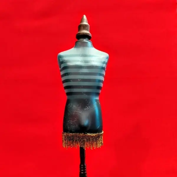 Foto de um(a) Escultura Jean Paul Gaultier, Peça Única, da categoria de Escultura. Frasco de perfume le male / jean paul gaultier transformado em um manequim de mesa decorativo e perene. Pedestal em madeira... Mostrado de uma perspectiva diferente. Vendido no marketplace Trésors.