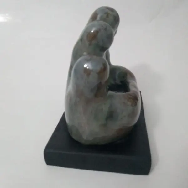 Foto de um(a) Escultura Mão em terracota, da categoria de Escultura. Escultura em terracota vitrificada com base em madeira ebanizada. Tema: mão. A: 14cm / L: 15,5cm / P: 10,5cm / peso: 625g... Mostrado de uma perspectiva diferente. Vendido no marketplace Trésors.