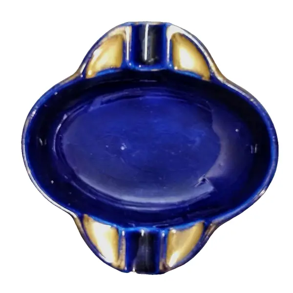 Foto de um(a) Cinzeiro em Porcelana Azul Cobalto com Filete Dourado, Década de 1940, da categoria de Cinzeiros e coletores. Cinzeiro em porcelana azul cobalto com filete dourado, década de 1940. A: 3 cm / L: 14,5 cm Peso: 300 g. Vendido no marketplace Trésors.