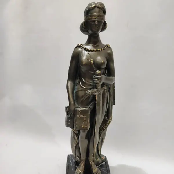 Foto de um(a) Escultura Deusa Themis, Símbolo da Justiça, da categoria de Escultura. Escultura da divindade grega da deusa themis, personifica o símbolo da justiça. Feita em pó de mármore com pátina bronze... Mostrado de uma perspectiva diferente. Vendido no marketplace Trésors.