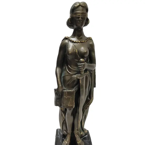 Foto de um(a) Escultura Deusa Themis, Símbolo da Justiça, da categoria de Escultura. Escultura da divindade grega da deusa themis, personifica o símbolo da justiça. Feita em pó de mármore com pátina bronze... Vendido no marketplace Trésors.